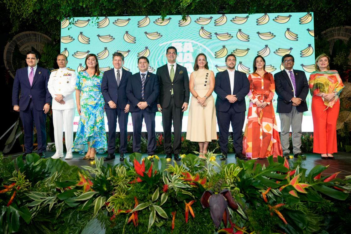 Fotografía cedida por la Asociación de Exportadores de Banano del Ecuador (AEBE) del presidente de su directorio, Jorge Encalada (c); el ministro de Agricultura y Ganadería de Ecuador, Danilo Palacios (5-i); el ministro de Producción, Comercio Exterior, Inversiones y Pesca, Luis Alberto Jaramillo (2d); la prefecta de la provincia de Guayas, Marcela Aguiñaga (5d); el prefecto de la provincia de Los Ríos, Johnny Terán (4i), y la embajadora de la Unión Europea (UE) en Ecuador, Jekaretina Doródnova (d), entre otros, posan en la inauguración de la convención 'Banana Time', en Guayaquil (Ecuador). EFE/ AEBE/ SÓLO USO EDITORIAL/SÓLO DISPONIBLE PARA ILUSTRAR LA NOTICIA QUE ACOMPAÑA (CRÉDITO OBLIGATORIO)
