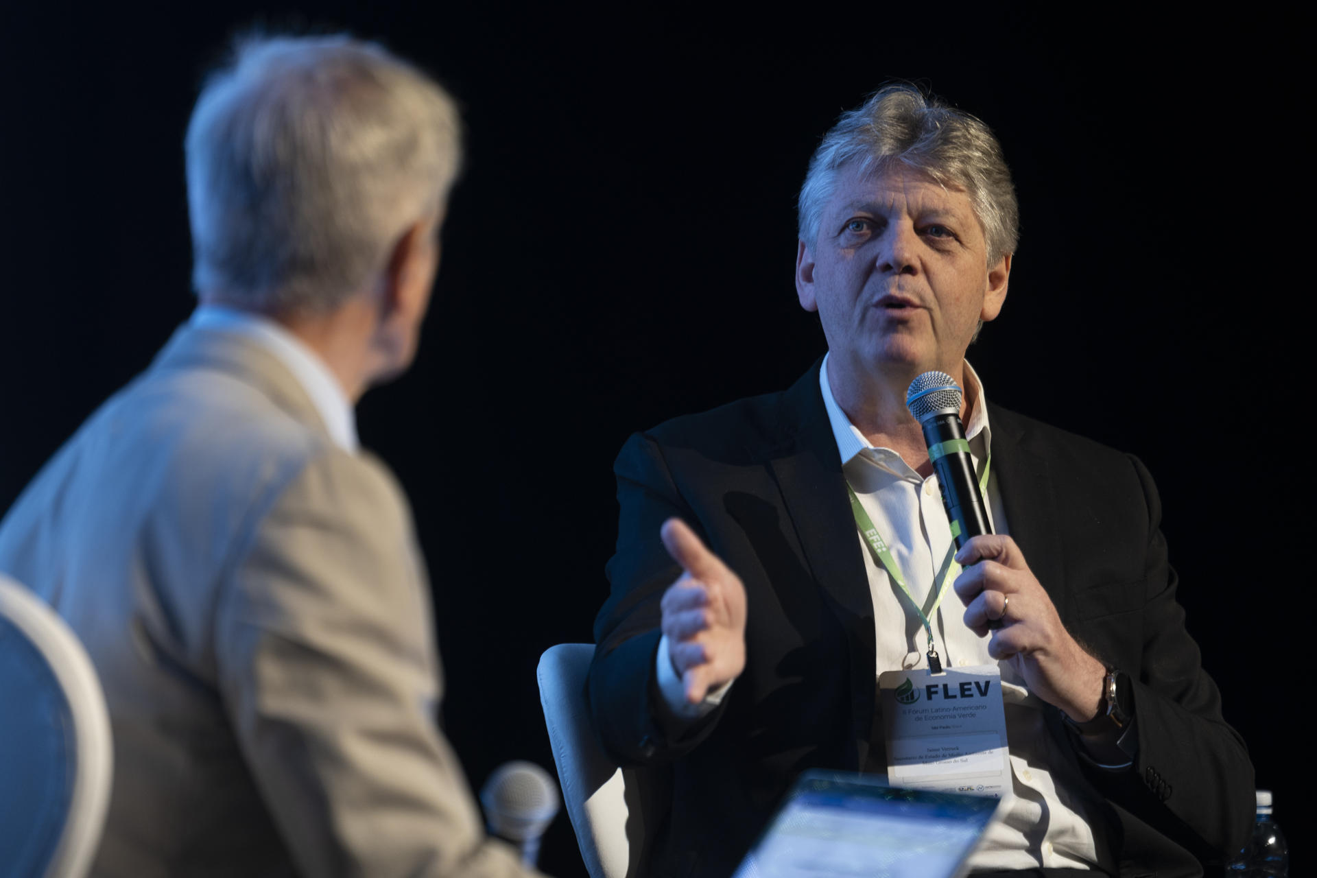 El secretario de Estado de Medio Ambiente de Mato Grosso do Sul, Jaime Verruck, habla junto a el director Editorial de América EFE, Manuel Fuentes García, habla durante el segundo día del II Foro Latinoamericano de Economía Verde, este miércoles en São Paulo (Brasil). EFE/ Isaac Fontana