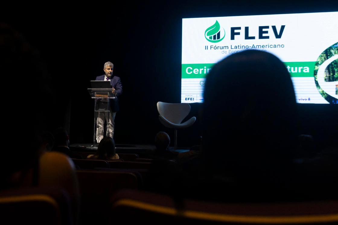 El presidente de la Agencia EFE, Miguel Ángel Oliver, habla durante la apertura del II Foro Latinoamericano de Economía Verde, este martes, en la ciudad de São Paulo (Brasil). EFE/ Isaac Fontana