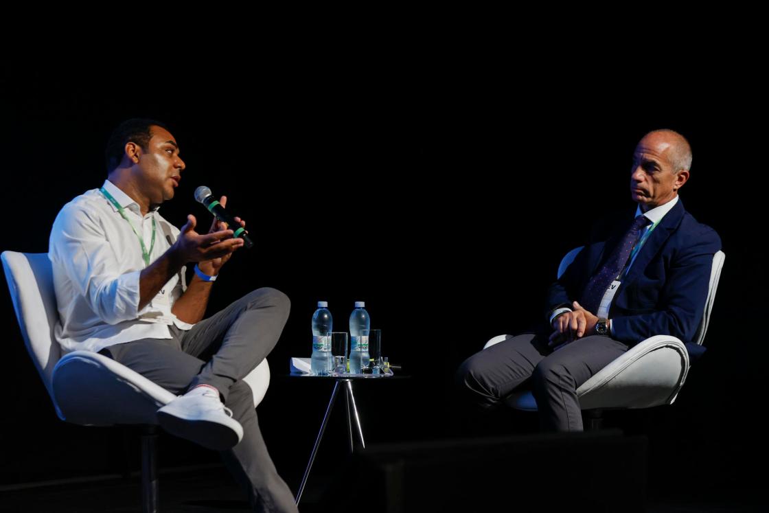 El presidente de la organización G10 Favelas, Gilson Rodrigues (i), habla junto a el representante del Programa de las Naciones Unidas para el Desarrollo (PNUD) en Brasil, Claudio Providas, durante el segundo día del II Foro Latinoamericano de Economía Verde en São Paulo (Brasil). EFE/ Sebastiao Moreira