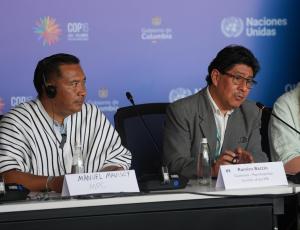 El representante de la Mesa Permanente de Concertación (MPC) indígena de Colombia, Manuel Mavisoy (i), y el representante del pueblo maya y copresidente del Foro Internacional Indígena sobre Biodiversidad (IIFB), Ramiro Batzin hablan durante la COP16, en Cali (Colombia). EFE/ Ernesto Guzmán