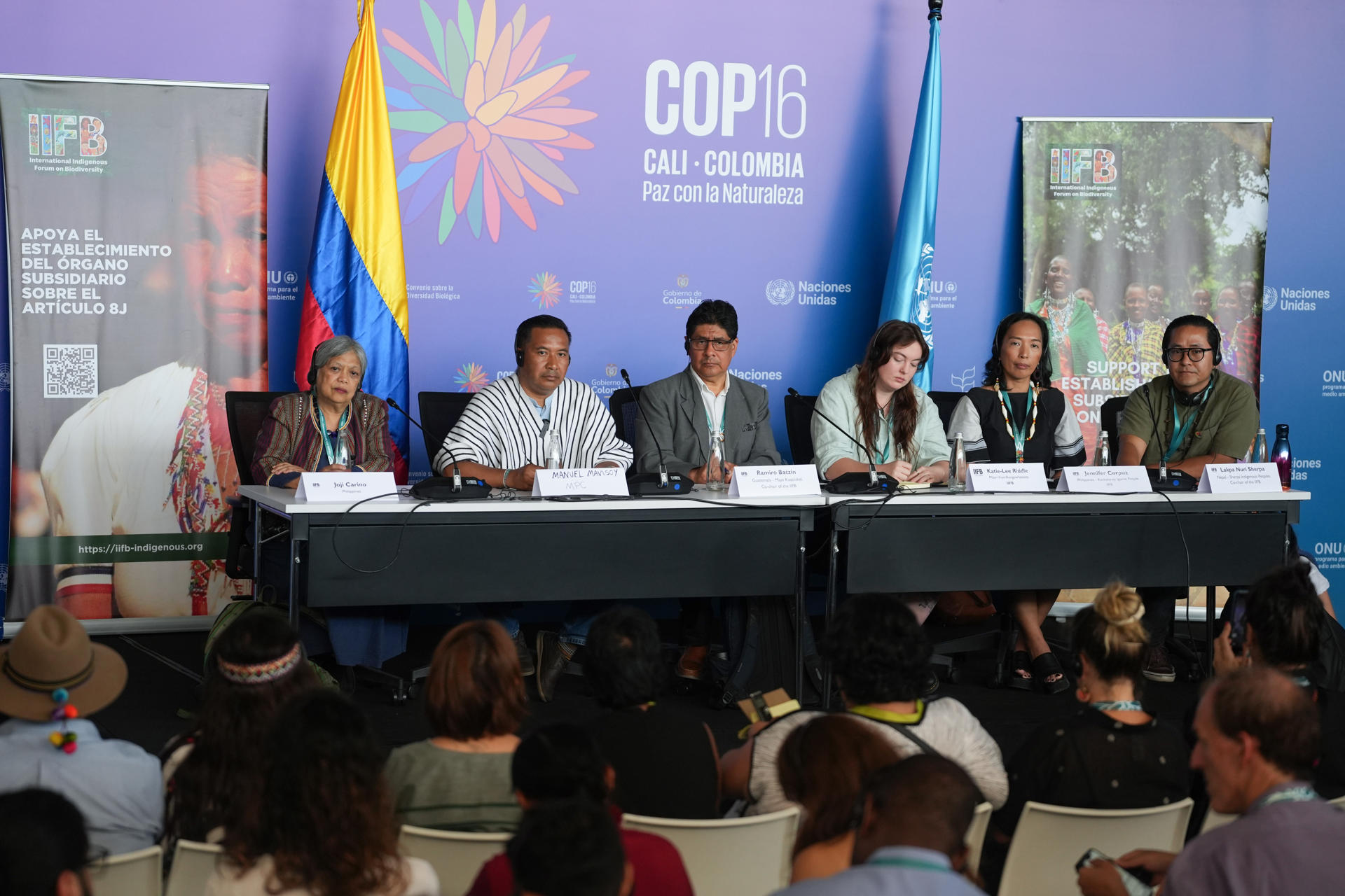 Desde la izquierda, Joji Carino de Filipinas; el representante de la Mesa Permanente de Concertación (MPC) indígena de Colombia, Manuel Mavisoy; el representante del pueblo maya y copresidente del Foro Internacional Indígena sobre Biodiversidad (IFFB), Ramiro Batzin; del IIFB Katie Lee Riddle; y la lideresa del pueblo Kankana-ey Igorot de Filipinas, Jennifer Corpuz hablan durante una rueda de prensa en la COP16, en Cali (Colombia). EFE/ Ernesto Guzmán