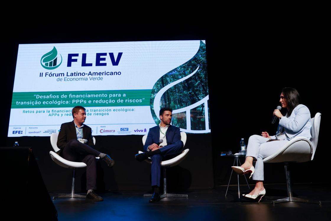 El especialista en asociaciones público-privadas del Banco Interamericano de Desarrollo (BID), Eduardo Pacheco (c ), la secretaria de Medio Ambiente del Estado de São Paulo, Natália Resende (d), y el periodista de la revista Exame y moderador, Rafael Balago (i), participan este miércoles en el II Foro Latinoamericano de Economía Verde, en Sao Pablo (Brasil). EFE/ Sebastiao Moreira