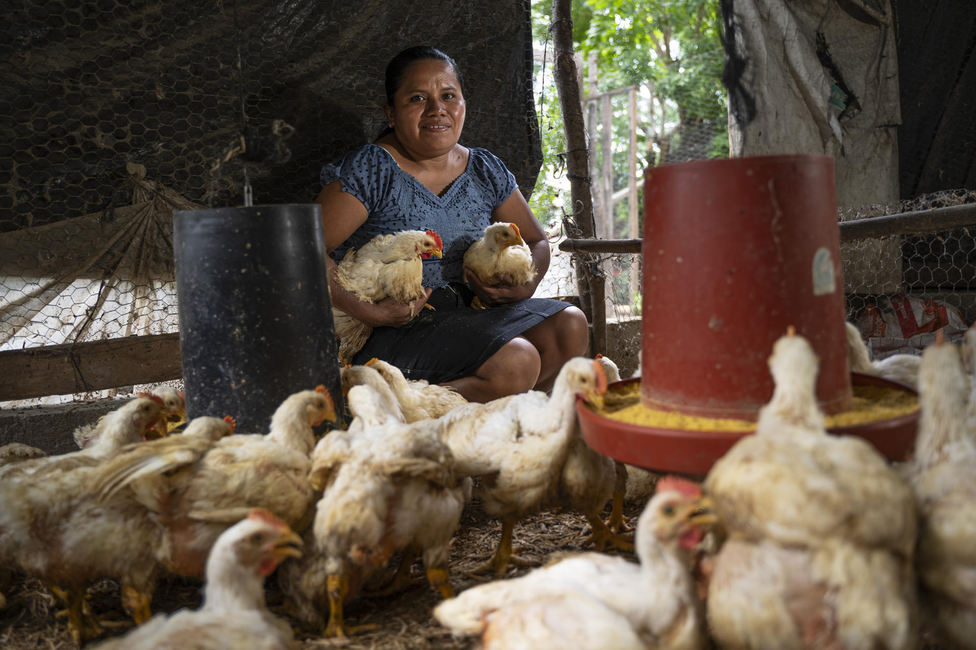 Fotografía cedida por Carlos Zaparolli de la lideresa del proyecto Acción Temprana Comunitaria en Centroamérica (ATECA) de Oxfam Rubí Hernández, en la Aldea Tierra Blanca del Municipio de Jocotán, Departamento de Chiquimula (Guatemala). EFE/ Carlos Zaparolli /SOLO USO EDITORIAL/ SOLO DISPONIBLE PARA ILUSTRAR LA NOTICIA QUE ACOMPAÑA (CRÉDITO OBLIGATORIO)