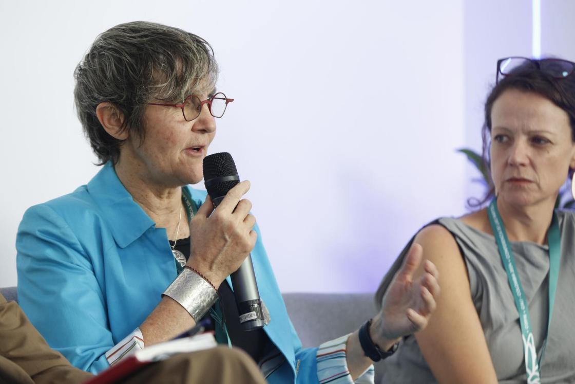 Fabiola Servin, directora del departamento de Bosques del ministerio de Medio Ambiente de Brasil, habla junto a Nicole Rycroft, directora ejecutiva de Canopy, durante un foro el cuidado de la deforestación, en Cali (Colombia). 
