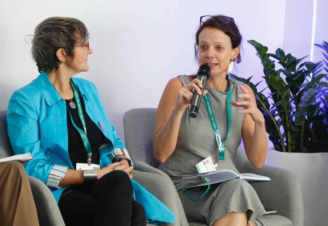 Fabiola Servin, directora del departamento de Bosques del ministerio de Medio Ambiente de Brasil, habla junto a Nicole Rycroft, directora ejecutiva de Canopy, durante un foro el cuidado de la deforestación, en Cali (Colombia). 