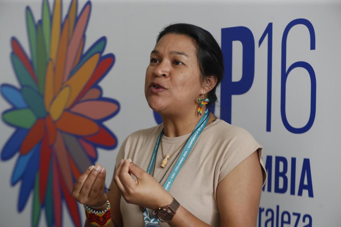 La indígena del pueblo Pankararu de Brasil, Cristiane Juliao, habla durante una entrevista con EFE, en Cali (Colombia). EFE/ Ernesto Guzmán