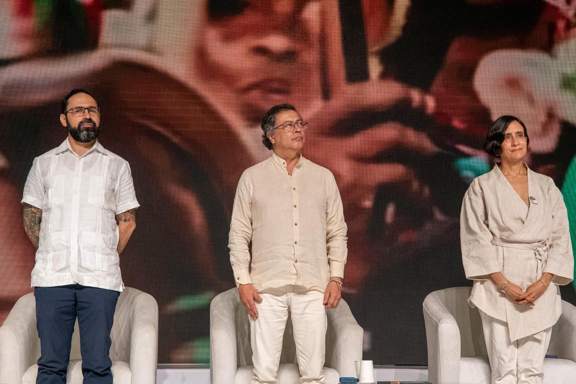 Fotografía cedida por la presidencia de Colombia del presidente Gustavo Petro (c), la ministra de Ambiente y Desarrollo Sostenible, Susana Muhamad, y el ministro de Minas y Energía, Andrés Camacho (d), durante la clausura de la Feria de las Economías para la Vida en Barranquilla (Colombia).EFE/ Presidencia De Colombia SOLO USO EDITORIAL/NO VENTAS/SOLO DISPONIBLE PARA ILUSTRAR LA NOTICIA QUE ACOMPAÑA/CRÉDITO OBLIGATORIO