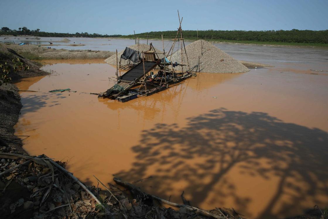 Fotografía de dragas usadas en la minería ilegal de oro, en la comunidad indígena de San Jacinto, en la región de Madre de Dios (Perú). EFE/Paolo Aguilar