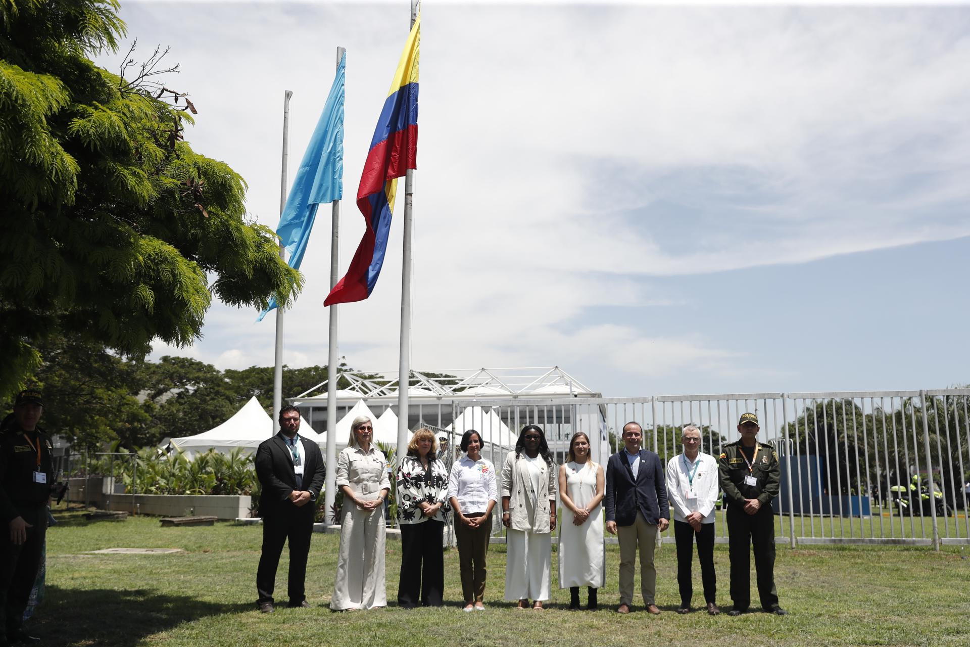 AME7112. CALI (COLOMBIA), 14/10/2024.- Desde la izquierda el Coordinador de seguridad de la COP16 de las Naciones Unidas, Dario Conte, la gobernadora del Valle del Cauca, Dilian Francisca Toro; la secretaria ejecutiva del Convenio sobre la Diversidad Biológica de la ONU, Astrid Schomaker; la ministra de Medio Ambiente de Colombia, Susana Muhamad; la viceministra de asuntos multilaterales de ministerio de relaciones exteriores de Colombia, Kandya Gisella Obezo; la viceministra de defensa nacional y oficial de seguridad superior de la COP16, Daniela Gómez Rivas; el alcalde de Cali, Alejandro Eder, y el general de la Policía de Colombia, Jose Ramírez, posan durante un acto este lunes en la ciudad de Cali (Colombia). La Organización de Naciones Unidas (ONU) izó este lunes su bandera, bajo estrictos protocolos de seguridad, en la ciudad colombiana de Cali e instaló así la Zona Azul de la COP16, con lo que este espacio se convierte en territorio internacional de paz. EFE/ Ernesto Guzmán