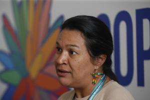 Representante de uno de los pueblos indígenas, en este caso el Pankararu de Brasil, Cristiane Juliao, habla durante una entrevista con EFE, en Cali (Colombia). EFE/ Ernesto Guzmán
