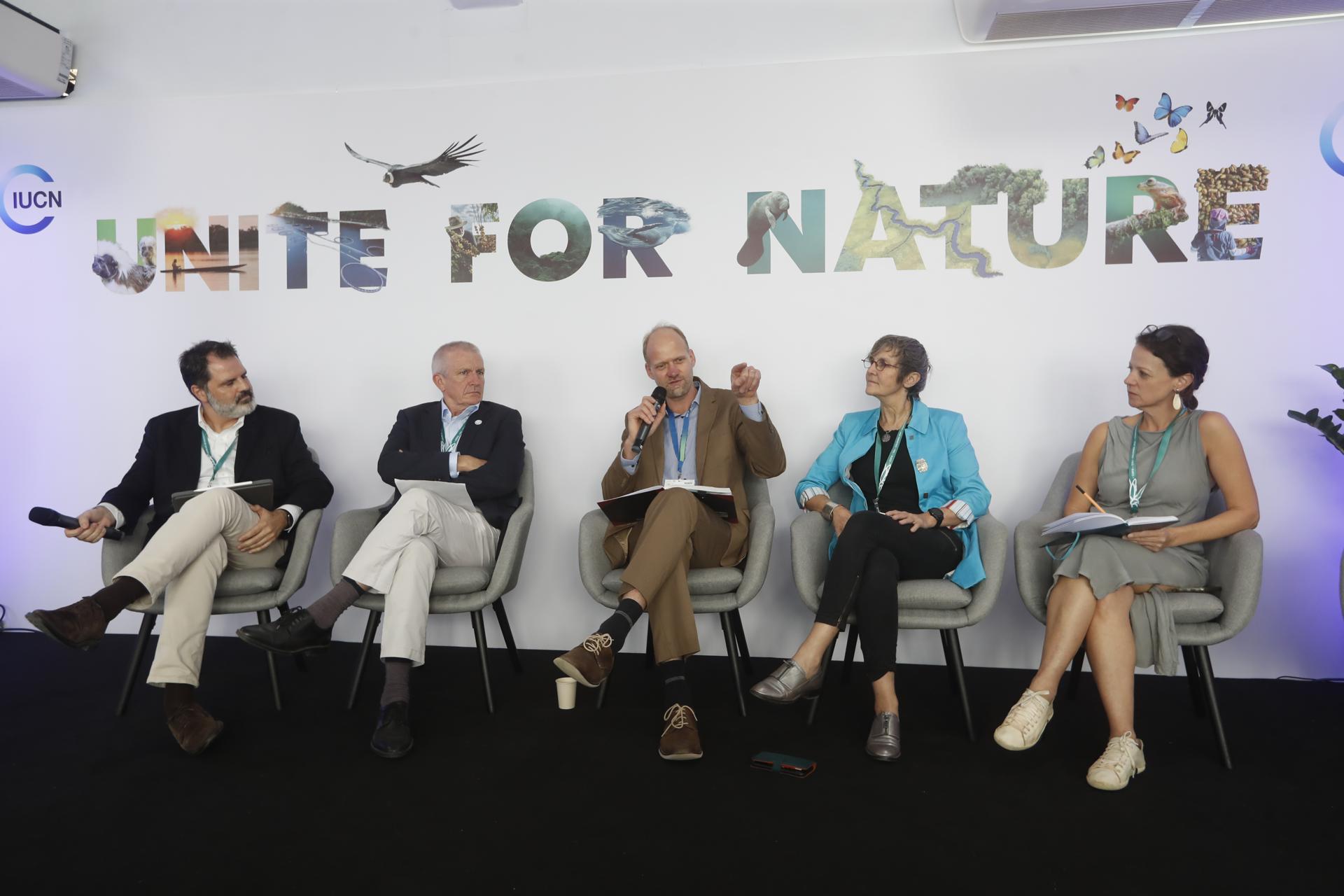 AME1902. CALI (COLOMBIA), 27/10/2024.- Kai Timo Schönfeld, economista senior de biodiversidad perteneciente al centro de Competencia en Bosques, Infraestructura, Agua y Recursos Naturales del Banco de Desarrollo del Estado de la República Federal de Alemania habla junto a Nicole Rycroft (2d der a izq) directora ejecutiva de Canopy, Fabiola Servini (1a der a izq) directora del departamento de Bosques del Ministerio de Medio Ambiente de Brasil, Stewart Maginnis director general de IUCN, y Luis Colma, jefe de cuidado de la vida y la naturaleza de Inditex , durante un foro el cuidado de la deforestación, este domingo en Cali (Colombia).