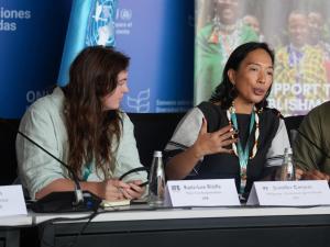 La lideresa del pueblo Kankana-ey Igorot de Filipinas, Jennifer Corpuz (d), y Katie Lee Riddle del Foro Internacional Indígena sobre Biodiversidad (IIFB) hablan durante la COP16, en Cali (Colombia). EFE/ Ernesto Guzmán