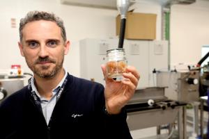 Nelson Durães, uno de los responsables del laboratorio experimental para la fabricación de Lyocell en el CITEVE de Vila Nova de Famalicão (Portugal), muestra la pasta obtenida a partir de la madera de eucalipto de la que se obtendrá el lyocell para el textil./Carlos García