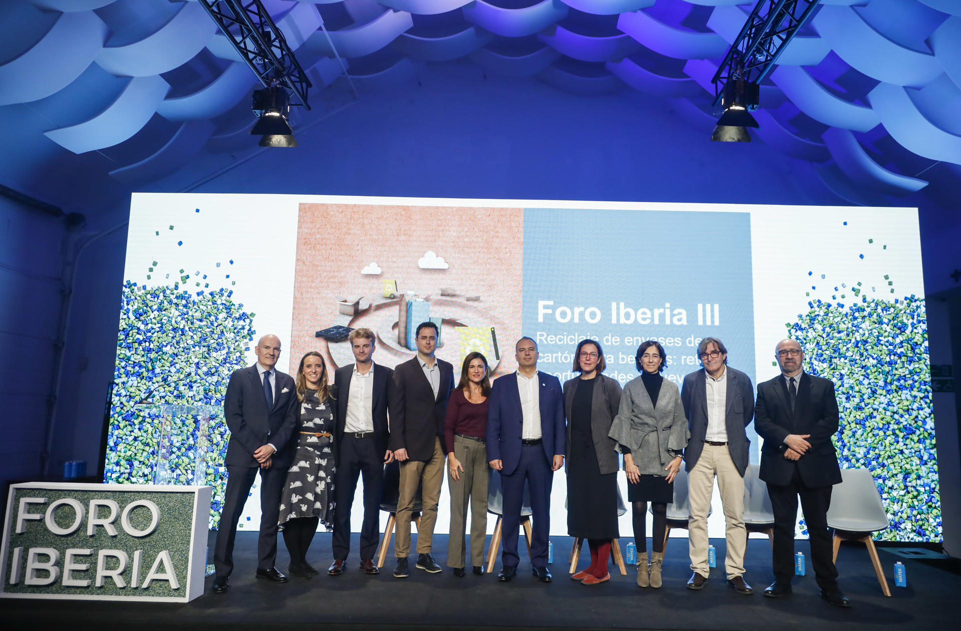 MADRID, 06/11/2024.- Chakib Kara (c), director general de Tetra Pak Iberia, posa junto al resto de participantes en el Foro Iberia III, organizado por la multinacional Tetra Pak bajo el título Reciclaje de envases de cartón para bebidas: retos, oportunidades y nueva vida, que se ha celebrado en Madrid. EFE/David Fernández