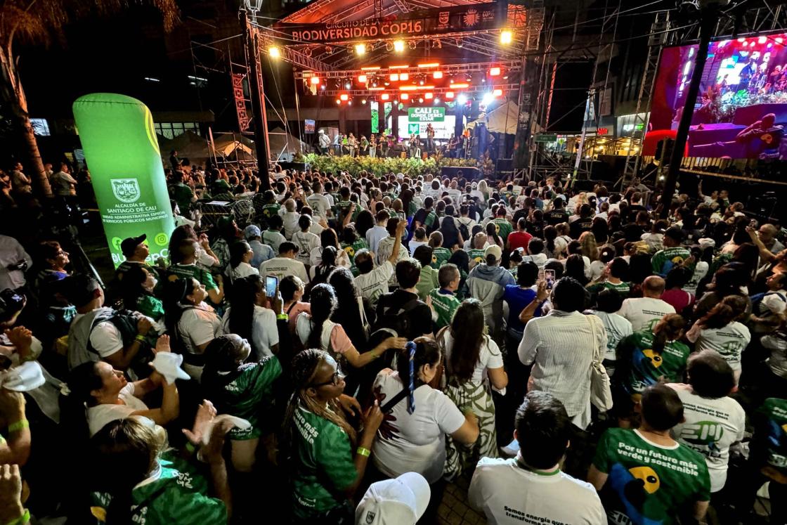 Decenas de personas asisten al cierre de la COP16 en Cali (Colombia). EFE/ Mario Baos