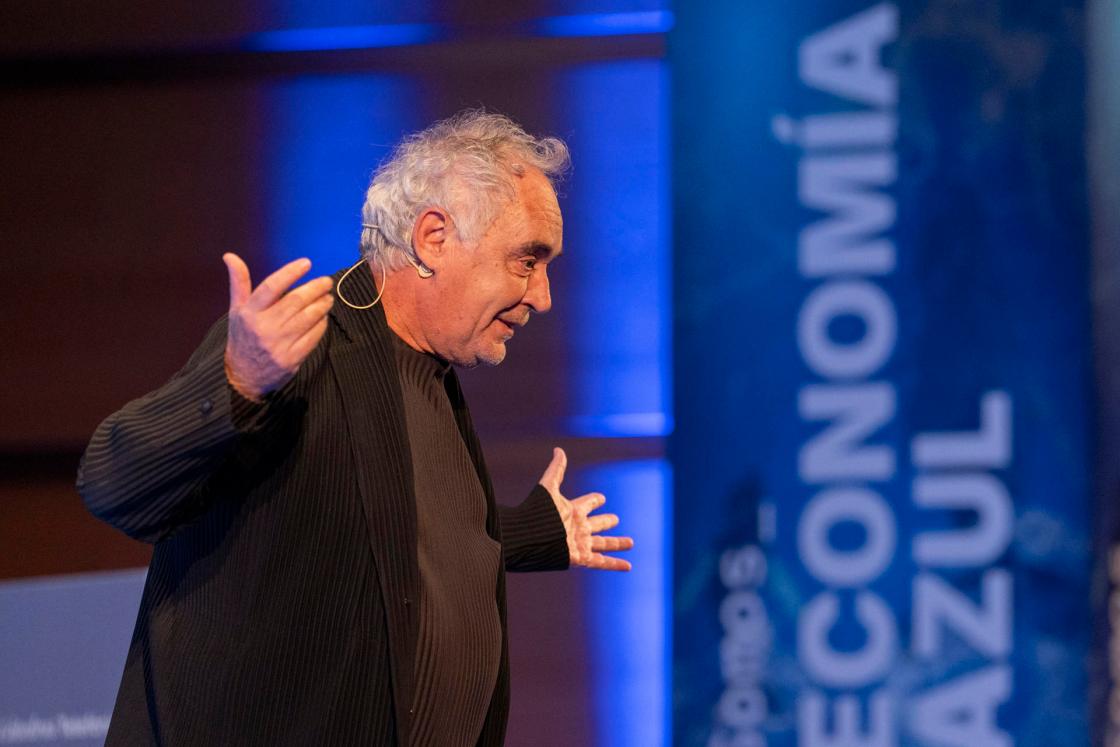 El cocinero Ferrán Adriá durante su intervención en el Blue Zone Forum - Innovazul 2024, encuentro sobre economía azul promovido por la Zona Franca y la Universidad de Cádiz, que se desarrolla en el Palacio de Congresos de Cádiz. EFE/ Román Ríos