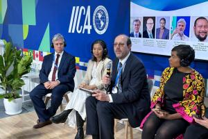 BAKU, 13/11/2024.- El director del Instituto Interamericano para la Cooperación de la Agricultura (IICA), Manuel Otero (2d), junto a Michael Kremer, Nobel de Economía 2019 y Embajador de Buena Voluntad del IICA (i), entre otros durante la cumbre del clima de la ONU que arrancó este lunes en Bakú, Azerbaiyán, (COP29). EFE/Marta Montojoes