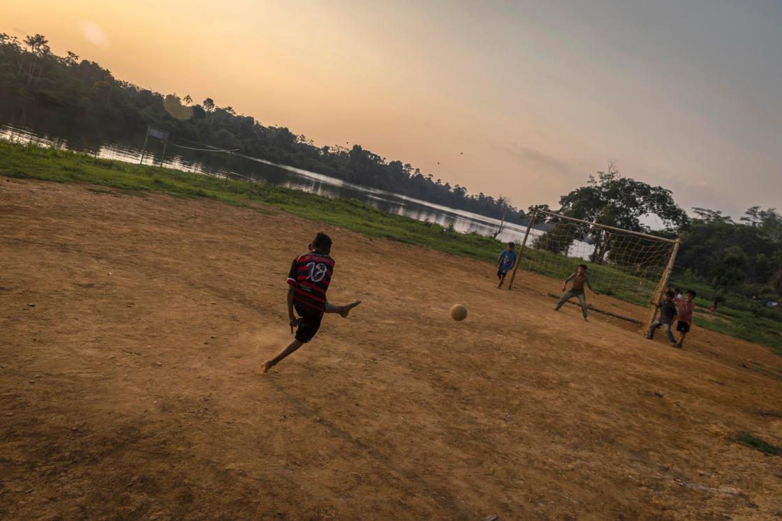 Niños indígenas de la etnia Mundurukú, juegan fútbol a orillas del río Tapajó cerca a la aldea Kaba Biorebu de la Tierra Indígena Mundurukú, en el municipio de Jacareacanga, en el estado de Pará (Brasil). EFE/ Isaac Fontana 