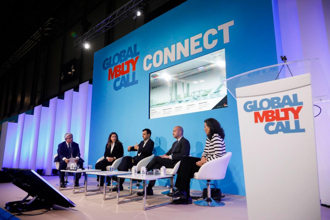 MADRID, 21/11/2024.-Vista de la mesa "Navegando hacia el futuro: desafíos y soluciones de una aviación sostenible" este jueves, durante la tercera y última jornada del "Global Mobility Call", que se celebra en el recinto de Ifema en Madrid. EFE/ David Fernández