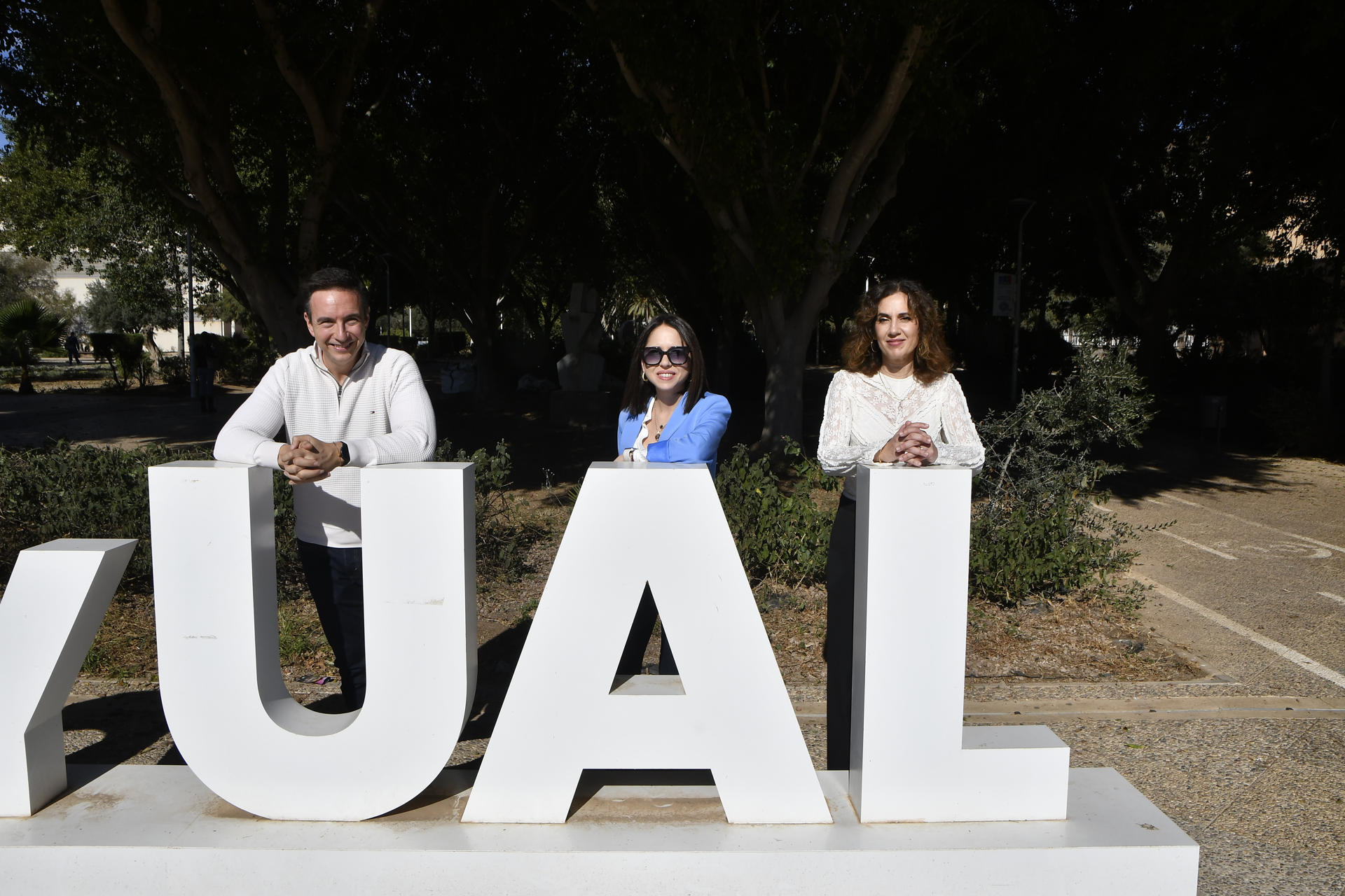 ALMERÍA, 2/12/2024.- El director de ‘Smart Campus’ de la UAL, José Domingo Álvarez (i); la directora de ‘Campus Saludable’, Lorena Gutiérrez (c), y la directora de ‘Campus Sostenible’, Laura Piedra, posan en el campus de la Universidad de Almería (UAL), que aspira a ser inteligente, sostenible y saludable. EFE/Carlos Barba