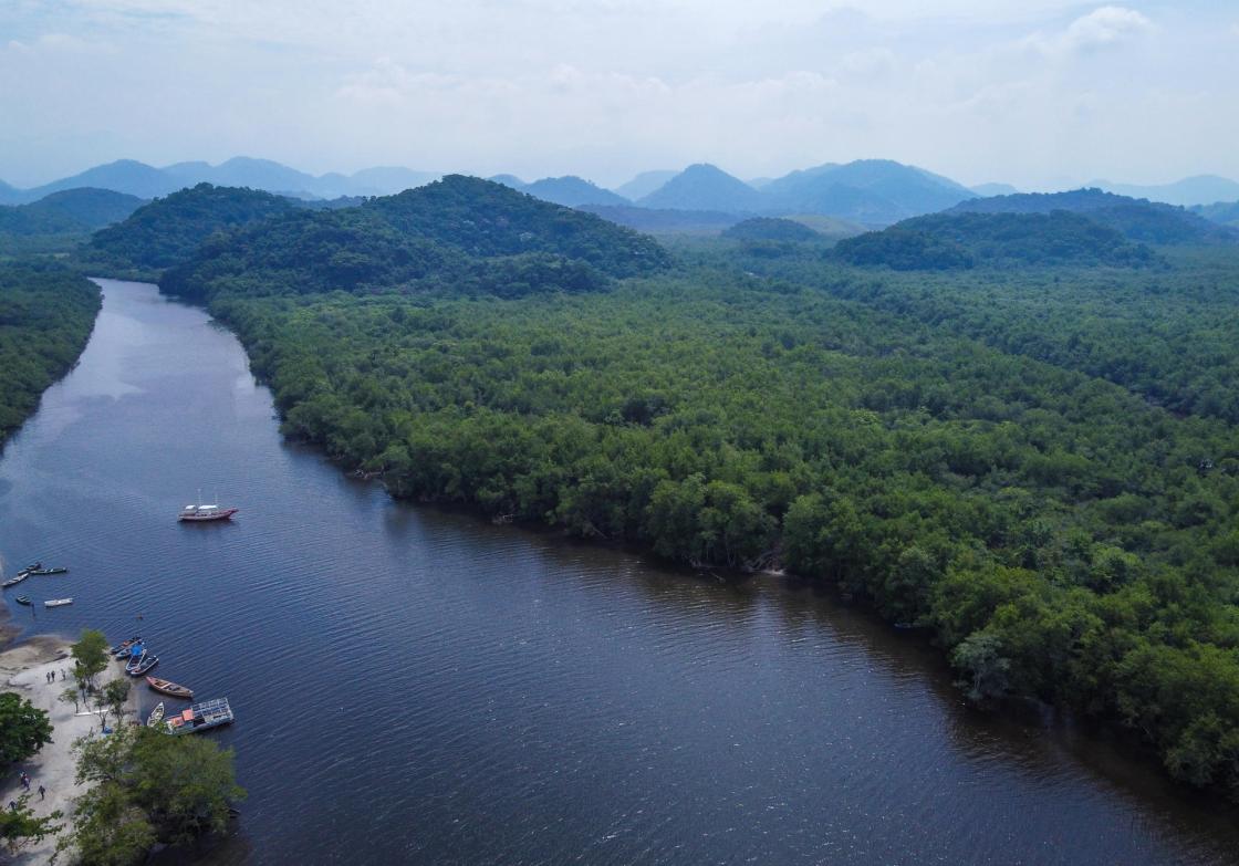 Vista aérea que muestra un barco mientras navega, el 30 de marzo de 2023, en el río Suruí de la región de Mauá, cerca de la Bahía de Guanabara, Río de Janeiro (Brasil). EFE/ André Coelho