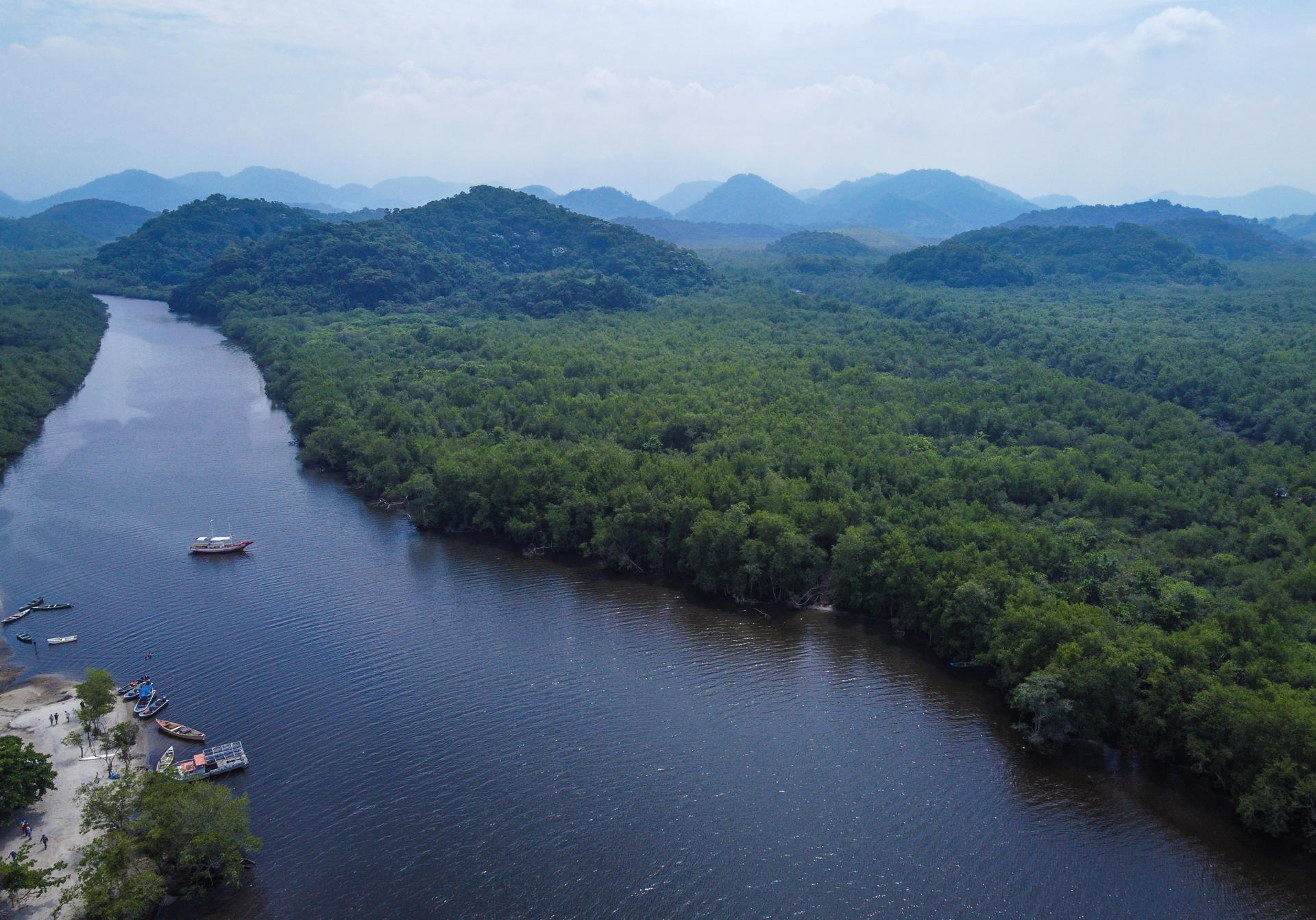 Vista aérea que muestra un barco mientras navega, el 30 de marzo de 2023, en el río Suruí de la región de Mauá, cerca de la Bahía de Guanabara, Río de Janeiro (Brasil). EFE/ André Coelho