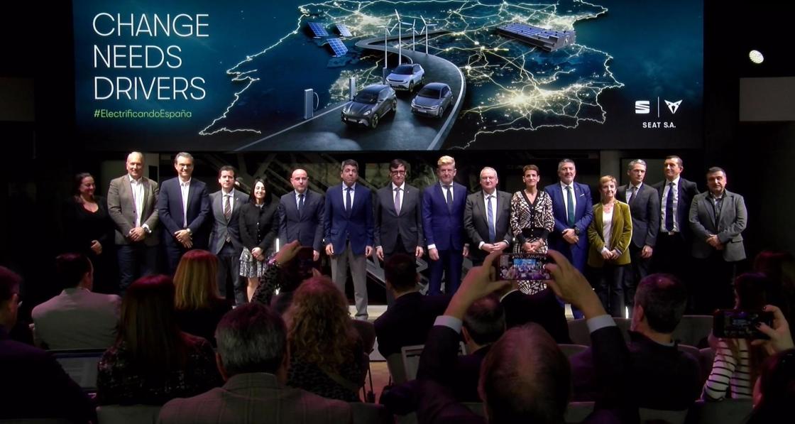 Foto de familia durante el evento institucional organizado por el Grupo Volkswagen y Seat para impulsar la movilidad eléctrica en España.EFE