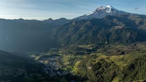 Fotografía del que muestra la localidad de Papallacta, con el volcán nevado Antisana al fondo. EFE / Sebastián Di Domenico / TNC / / SOLO USO EDITORIAL NO VENTAS /SOLO DISPONIBLE PARA ILUSTRAR LA NOTICIA QUE ACOMPAÑA /CRÉDITO OBLIGATORIO