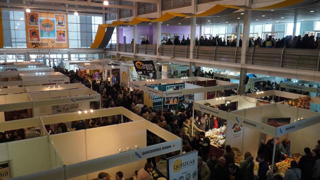 La Feria del Queso de Arzúa en A Coruña ha celebrado su 50 aniversario con una gran afluencia, largas colas en su clausura y visitantes comentando en tono jocoso que han gastado su sueldo en quesos. EFE/IMÁGENES CEDIDAS POR LA ORGANIZACIÓN/CRÉDITO OBLIGATORIO