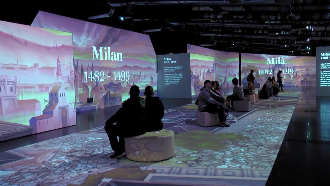 Visitantes disfrutan de la exposición inmersiva ‘Leonardo da Vinci 500 años de genio’ que el Museu de les Ciències dedica a artista y científico del Renacimiento.EFE
