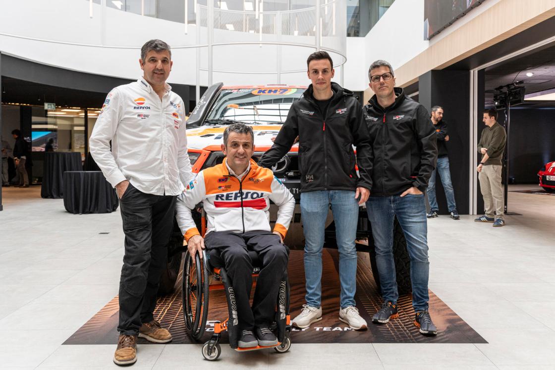 MADRID, 04/03/2024.- El piloto Alejandro Cachón (d), su copiloto Borja Rozada (d), el piloto Isidre Esteva (2-i) y su copiloto Txema Villalobos (i) posan durante el acto de Toyota celebrado en Madrid. EFE/Toyota SOLO USO EDITORIAL/SOLO DISPONIBLE PARA ILUSTRAR LA NOTICIA QUE ACOMPAÑA (CRÉDITO OBLIGATORIO)