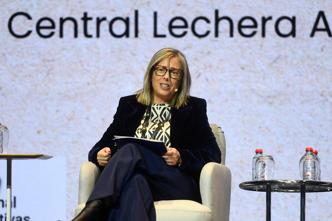 PALMA, 28/03/2025.- Estefanía Iglesias, directora de Sostenibilidad de Central Lechera Asturiana, interviene durante la mesa redonda 'La sostenibilidad vinculada a la producción y el mercado' dentro del Congreso de Cooperativas Agro-alimentarias de España que aborda este viernes en Palma, en su segunda jornada, cuestiones como la sostenibilidad medioambiental y la incorporación de los jóvenes al campo. EFE/ Miquel A. Borràs 