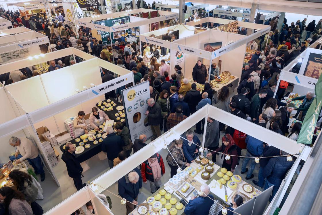 ARZÚA (A CORUÑA), 15/03/2025.- Cientos de personas se han pasado por la feria de muestras de quesos de toda Europa, España y Galicia en la fiesta del "Queixo de Arzúa" que ha dado comienzo este fin de semana celebrando su 50 aniversario en la localidad coruñesa de Arzúa. EFE/Xoán Rey