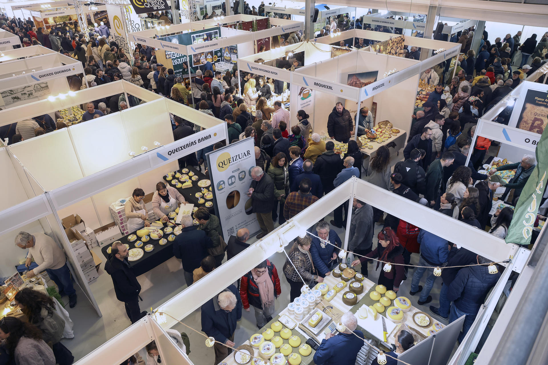 ARZÚA (A CORUÑA), 15/03/2025.- Cientos de personas se han pasado por la feria de muestras de quesos de toda Europa, España y Galicia en la fiesta del "Queixo de Arzúa" que ha dado comienzo este fin de semana celebrando su 50 aniversario en la localidad coruñesa de Arzúa. EFE/Xoán Rey