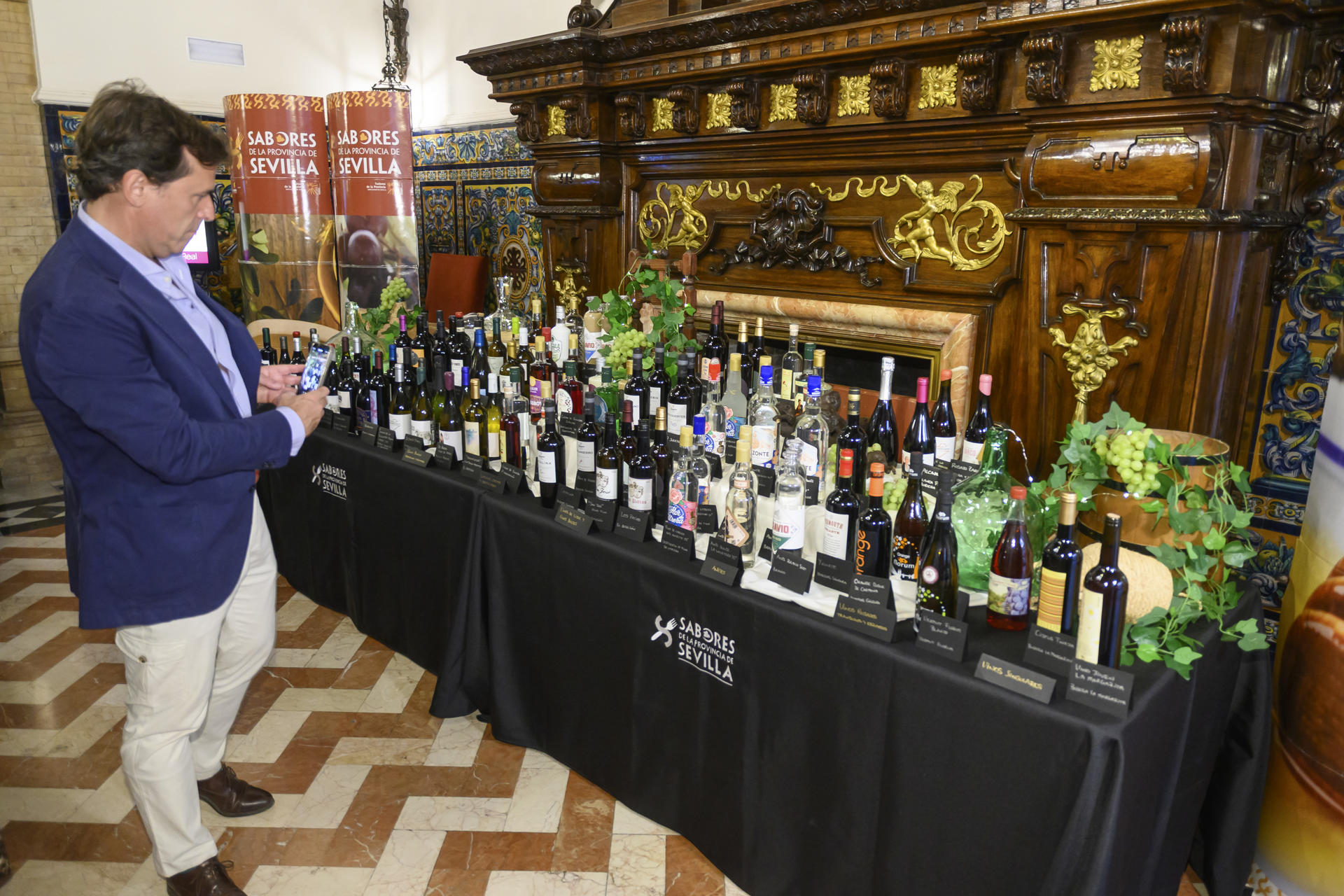 SEVILLA, 29/04/2025.- Una mesa muestra los vinos y licores seleccionados para los X premios vinos y licores de la provincia de Sevilla, que otorga la Diputación provincial este martes. EFE/ Raúl Caro