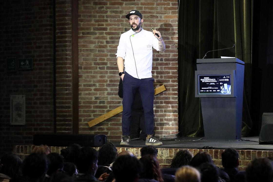 El chef español Eneko Izkue habla en el Foro Gastronómico Internacional en Bogotá (Colombia). EFE/ Carlos Ortega 