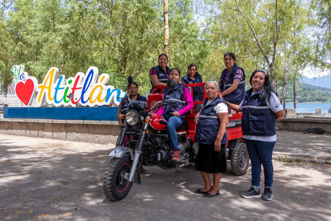 Fotografía cedida por Fundación Avina de lideresas recicladoras de la zona del lago Atitlán (Guatemala). EFE/ Dimas Sacalxot/ Fundación Avina /SOLO USO EDITORIAL/SOLO DISPONIBLE PARA ILUSTRAR LA NOTICIA QUE ACOMPAÑA (CRÉDITO OBLIGATORIO)