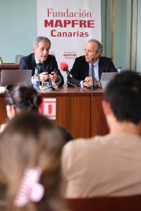 GRAFCAN475. LAS PALMAS DE GRAN CANARIA (ESPAÑA), 28/05/2025.- El director del centro de investigación Ageingnomics, Juan Fernández (i), y el patrono de la Fundación Mapfre Canarias Alfredo Montes (d) han presentado este miércoles las conclusiones de la tercera entrega de su informe sobre la 'economía sénior' en las islas. EFE/Ángel Medina G.