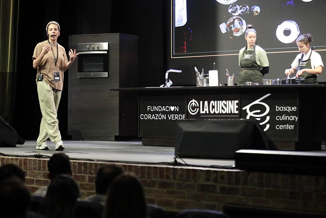 La chef brasileña Tássia Magalahaes habla en el Foro Gastronómico Internacional en Bogotá (Colombia). EFE/ Carlos Ortega 
