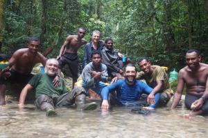Fotografía del equipo de biólogos que realizaron la expedición en Papúa, Nueva Guinea.
