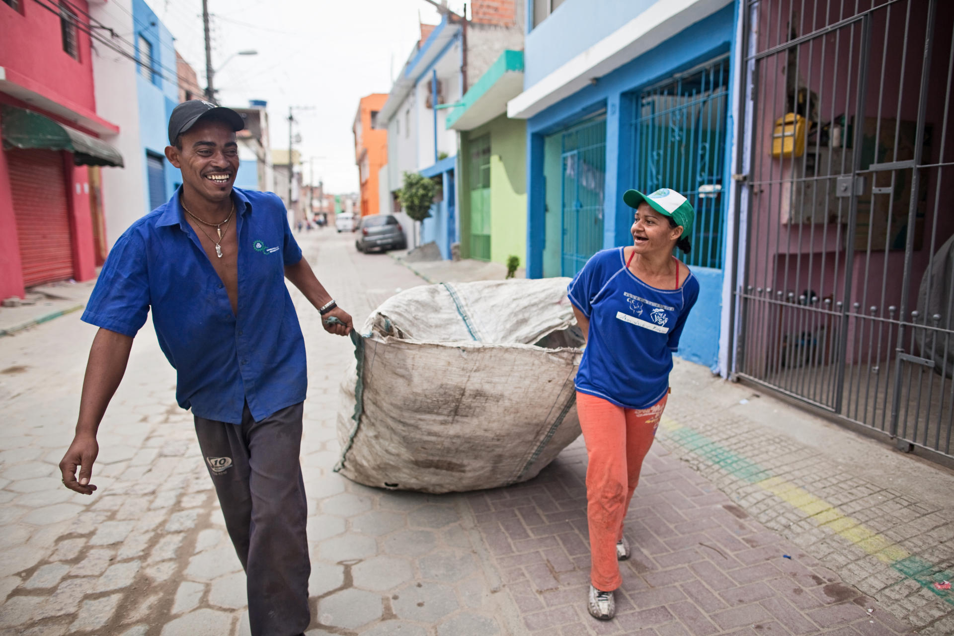 Fotografía cedida por la Fundación Avina de Marcos Alexandre dos Santos (i) y Edinalva Novai, recicladores de la Cooperativa Nova Esperança, durante una jornada de reciclaje en Sao Paulo (Brasil). EFE/ Fundación Avina / SOLO USO EDITORIAL/SOLO DISPONIBLE PARA ILUSTRAR LA NOTICIA QUE ACOMPAÑA (CRÉDITO OBLIGATORIO)