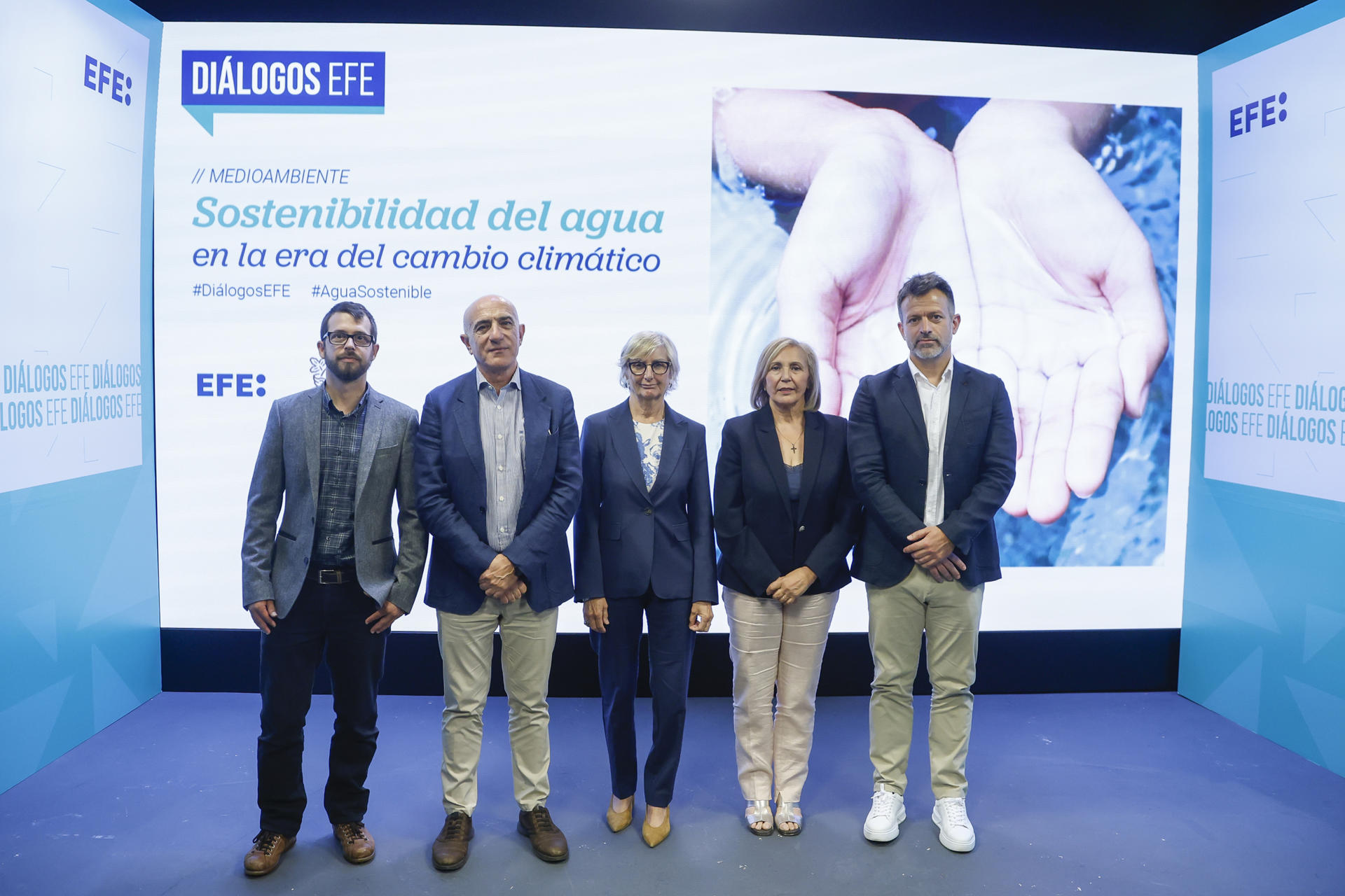 MADRID, 03/06/2025.- De izquierda a derecha Roger Ruiz, ingeniero geólogo y consultor en Ingeniería Hidráulica, Hidrogeología y Riesgos Naturales en Sorodron; Samuel Moraleda, presidente de la Confederación Hidrográfica del Guadiana; Concha Zorrilla, directora general para la Transición Hídrica del departamento de Territorio, Vivienda y Transición Ecológica de la Generalitat de Catalunya, María Rosa Araujo, presidenta de la Reserva de la Biosfera La Siberia, e Iván Álvarez, Responsable de Sostenibilidad de la división de Aguas de Nestlé participan en el debate de Diálogos EFE 'Sostenibilidad del agua en la era del cambio climático', organizado por la Agencia EFE y Nestlé, en el plató de la Agencia EFE en Madrid este martes. EFE/David Fernández