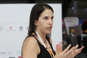 La coordinadora de movilidad sostenible en la Asociación Sustentar, Lara Vivono, habla durante una entrevista con EFE este miércoles, en el Centro Expositor de Puebla (México). EFE/ Hilda Ríos