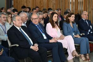 MADRID, 04/06/2025.- El ministro de Industria y Turismo, Jordi Hereu (i); junto al presidente de Fenil, Ernesto Castro (2i); y la conselleira do Medio Rural, María José Gómez Rodríguez (3d), durante un acto celebrado este miércoles en madrid con motivo del Día Internacional Lácteo. EFE/ Fernando Villar