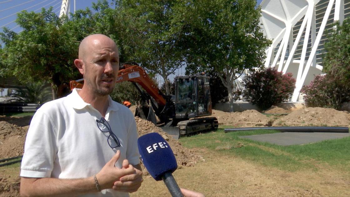 En la imagen, el ingeniero de la Dirección Técnica y de Mantenimiento de la Ciutat de les Arts i les Ciències, Félix Almerich.EFE