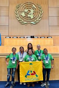 Asociacion.de.recicladores.de.bogota.jpg Fotografía sin fecha cedida del por la Fundación Avina desde la izquierda Nohra Padilla, Asociación de Recicladores de Bogotá; Jadira Vivanco (camisa blanca), Fundación Avina; Soledad Mella, Asociación de Recicladores de Chile (sostiene bandera); Silvio Ruiz, Red Latinoamericana de Recicladores; atrás izq a derecha Romina Malagamba y Paula Pariz, Fundación Avina en Ginebra (Suiza). EFE/ Fundación Avina /SOLO USO EDITORIAL NO VENTAS /SOLO DISPONIBLE PARA ILUSTRAR LA NOTICIA QUE ACOMPAÑA (CRÉDITO OBLIGATORIO)