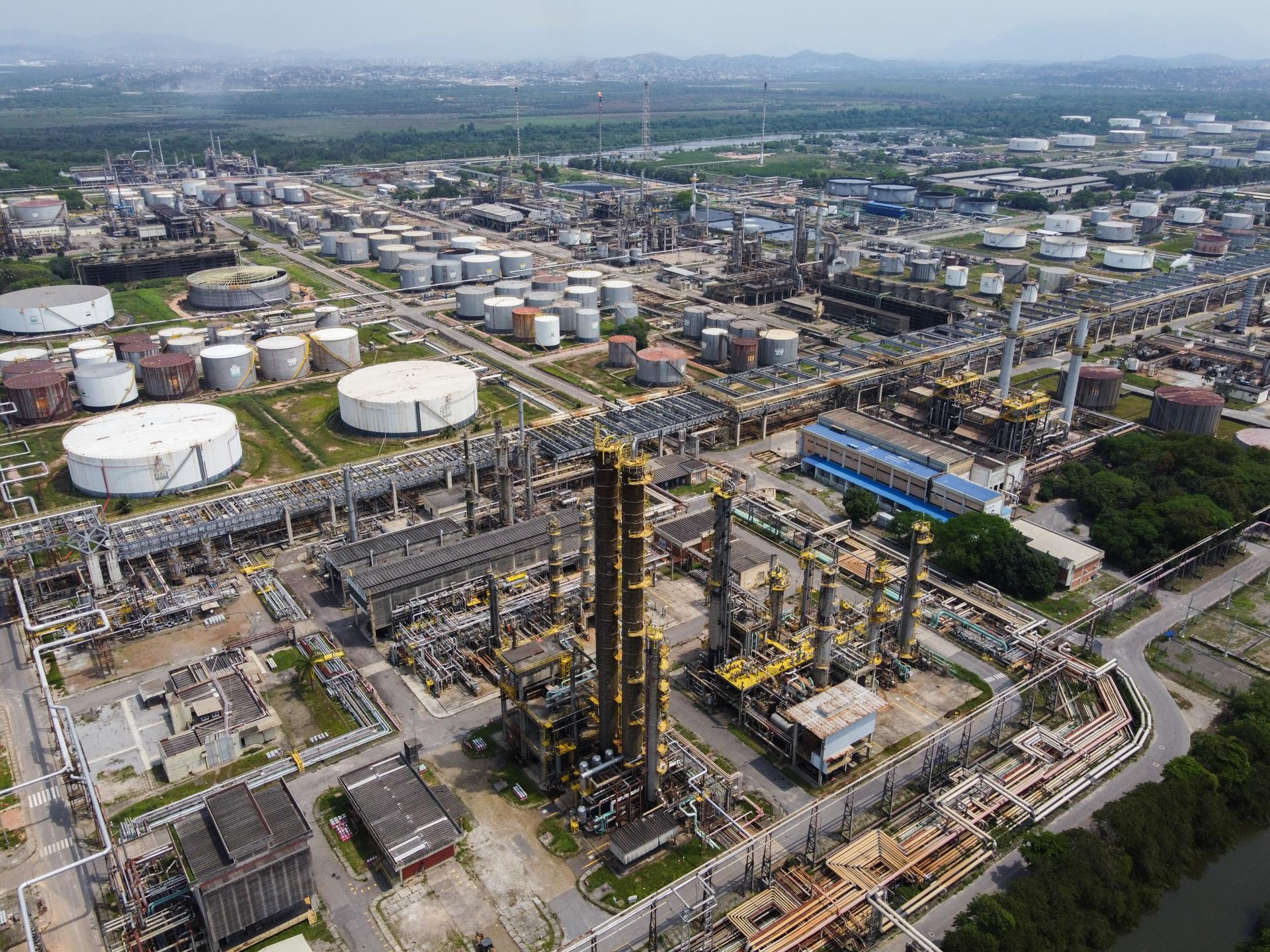 Fotografía aérea de archivo del 29 de septiembre de 2021 que muestra la refinería de Petrobras en Duque de Caxias (REDUC), en Río de Janeiro (Brasil). EFE/ André Coelho / ARCHIVO