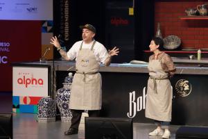El chef del restaurante Sotero, Aquiles Chávez, junto a la coordinadora de sostenibilidad y encargada de sala del restaurante Sotero, Regina Chávez Bocanegra, hablan durante una conferencia en la primera edición del congreso y festival Latino Gastronomic, este sábado en el Auditorio Metropolitano de Puebla, en Puebla (México). EFE/ Hilda Ríos