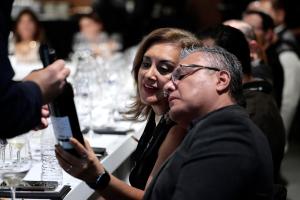 Personas participan en una cata de vinos durante la Basque Wine este martes, en Ciudad de México (México). EFE/ José Méndez